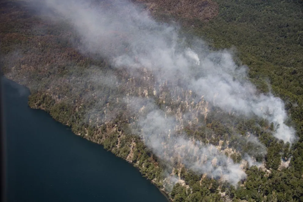 Continúan activos seis de los ocho sectores del incendio
