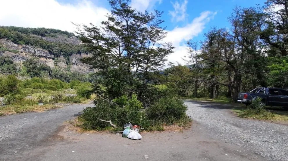 Advierten sobre la gran cantidad de basura que los visitantes dejan en la zona de Tronador