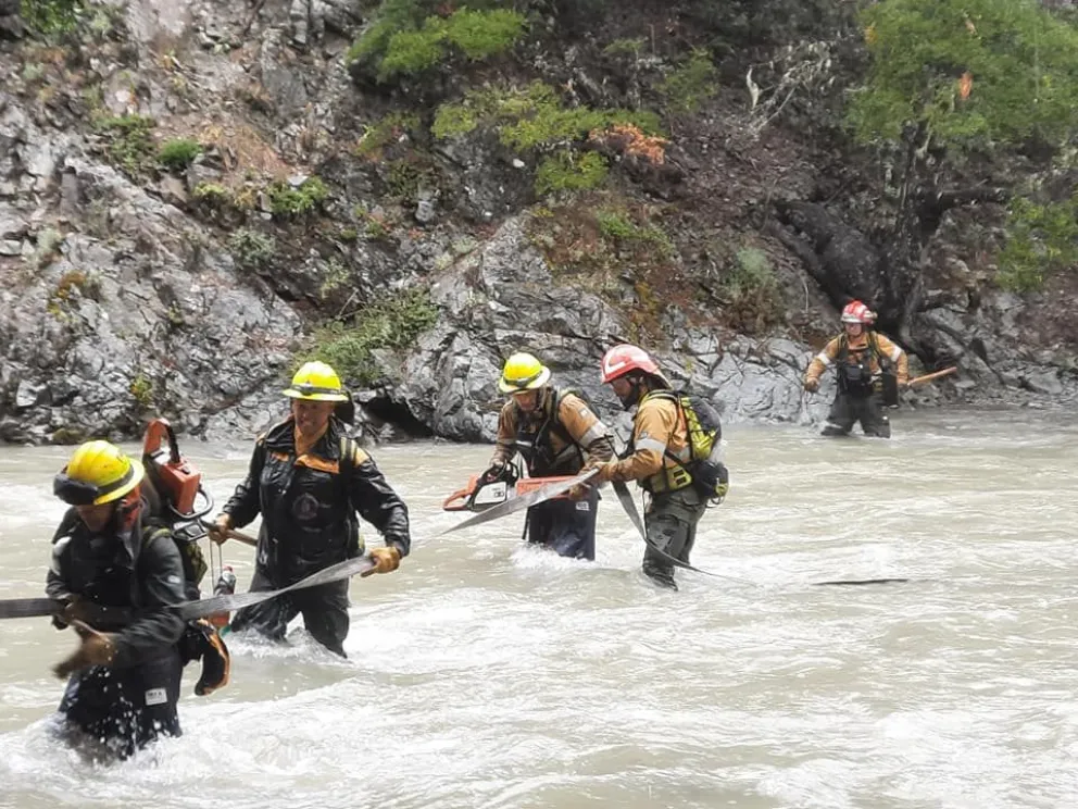 Incendio: La lluvia generó alivio pero el trabajo de los brigadistas no se detiene 