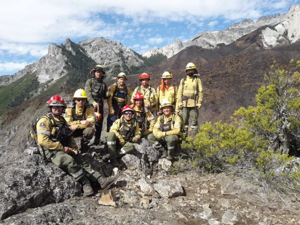 Brigadistas del SPLIF lograron contener un sector del incendio 