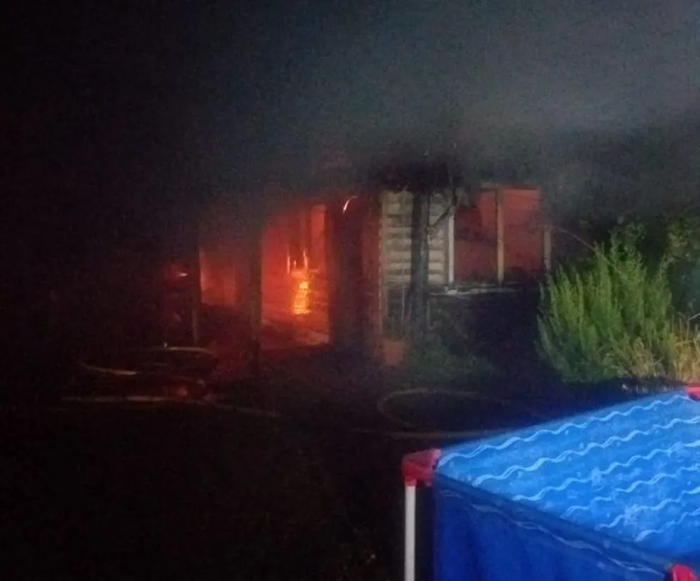 Una vivienda se incendió a metros del cuartel de Bomberos Campanario