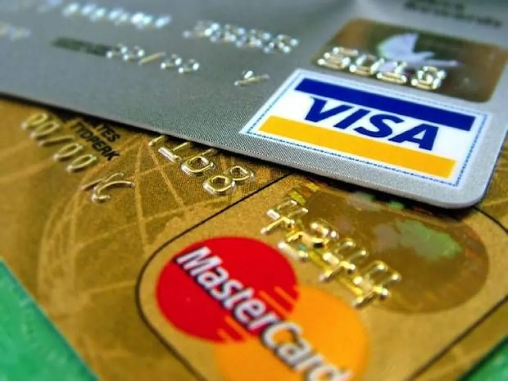 Los consumos con tarjeta superiores a US$ 300 por mes pagarán una percepción de 25%