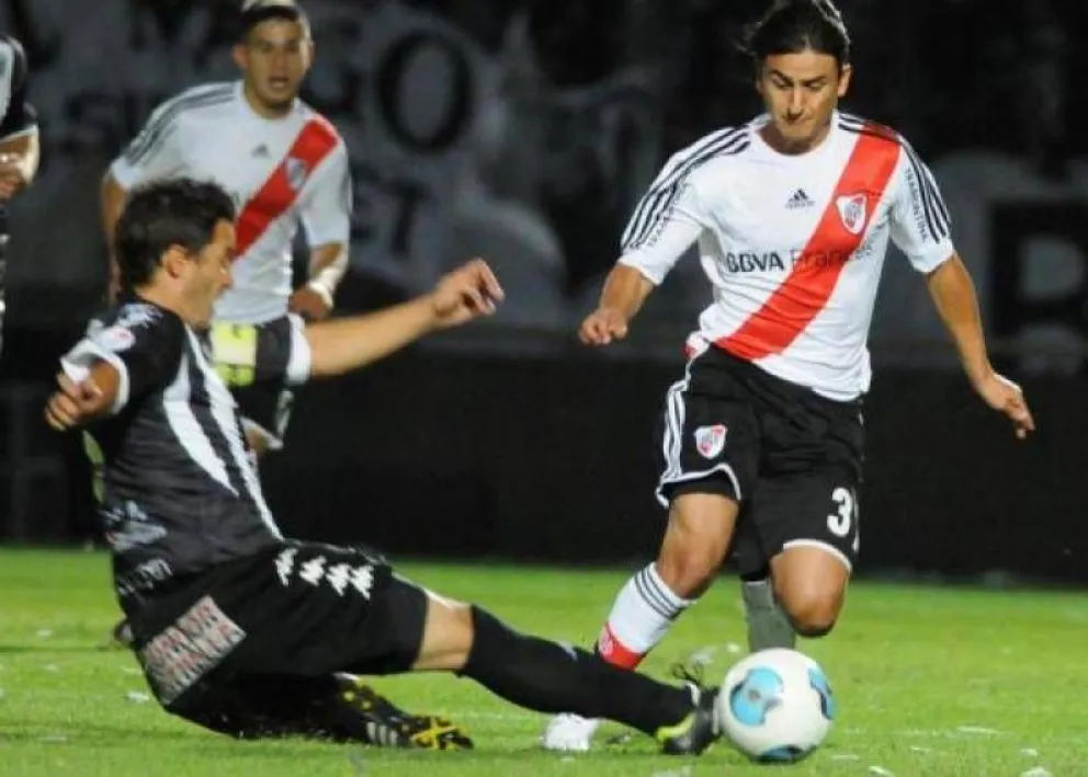 Estudiantes de Caseros eliminó a River en el debut