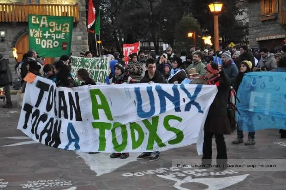 Marchan contra la megaminería