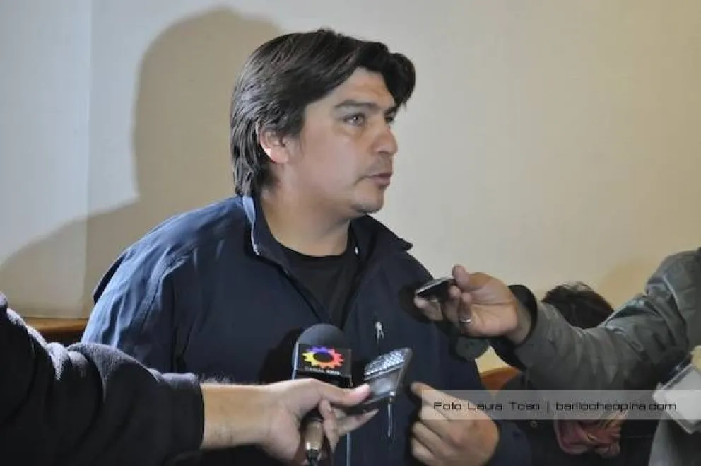 Un vecino reclamó a los funcionarios en plena conferencia de prensa