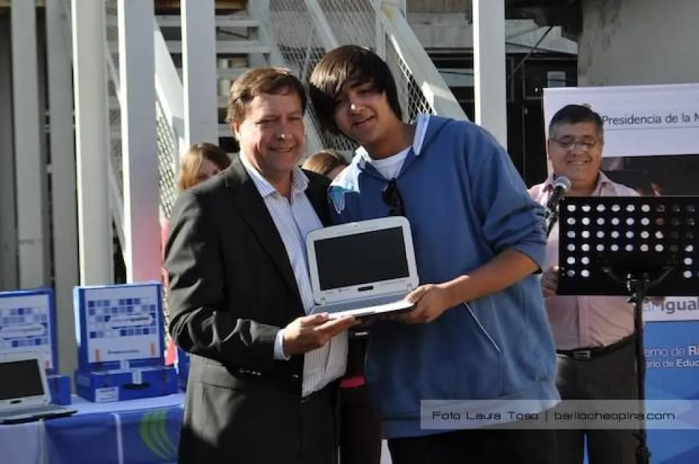 Weretilneck: "Ya se entregaron 54 mil netbooks en todo Río Negro"