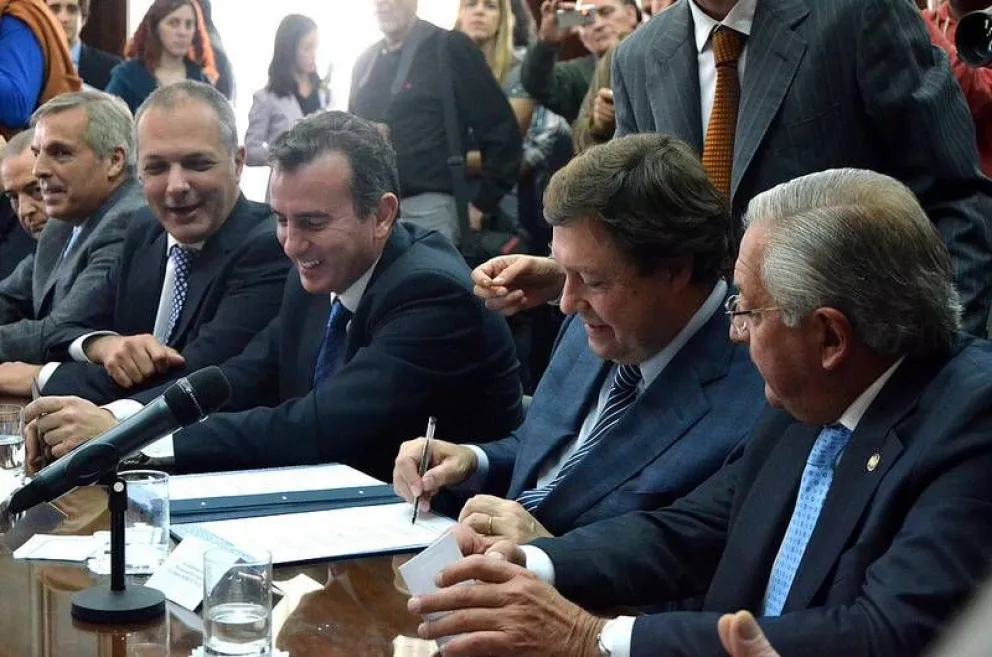 Se firmó acuerdo entre Nación y las provincias para el cumplimiento de la soberanía hidrocarburífera