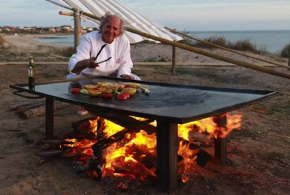 Francis Mallmann graba en Las Grutas
