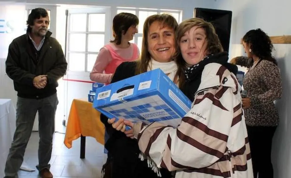 Alumnos del Cem 123 recibieron netbooks
