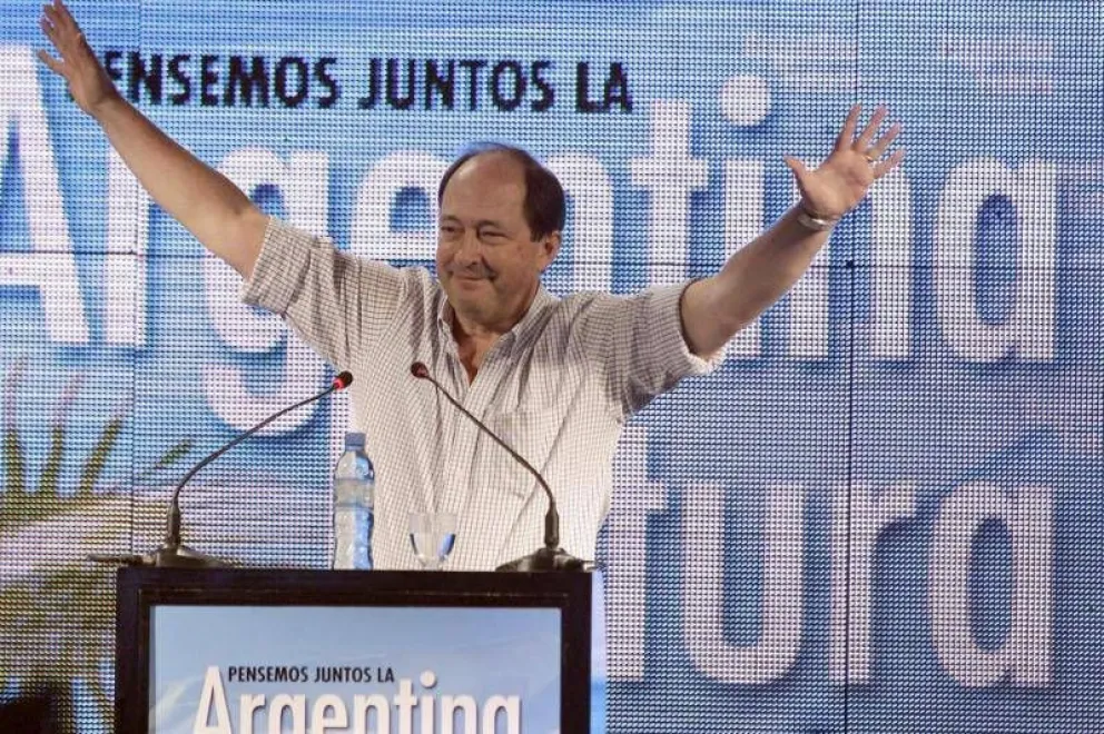 Sanz: "La UCR no nació para ir colgada del saco de nadie"