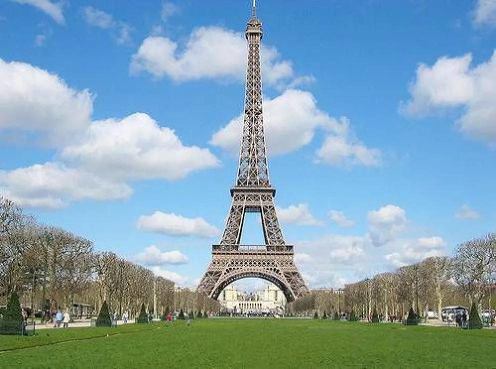 Francia estudia vender empresas públicas para financiar inversiones