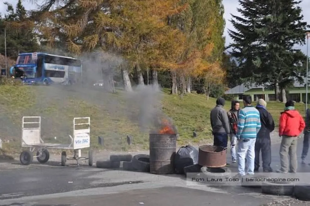 Maleteros cortaron los accesos a la Terminal de Ómnibus