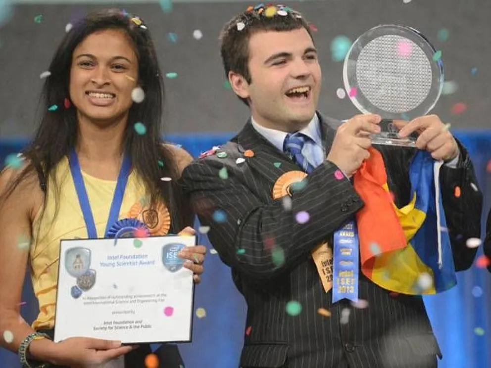 Un estudiante creó un dispositivo para recargar baterías en 20 segundos