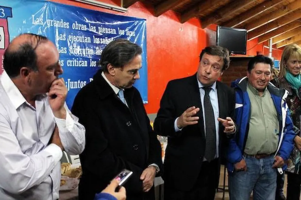 Adeful inauguró su cancha de fútbol de césped sintético