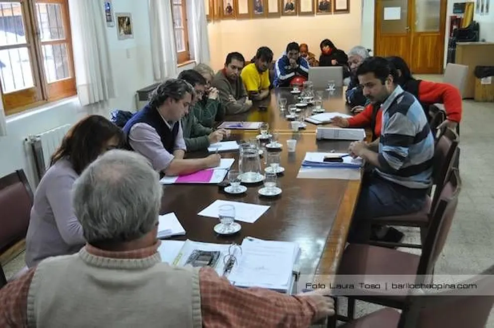 Maleteros recibirán capacitación para conformar una cooperativa de trabajo