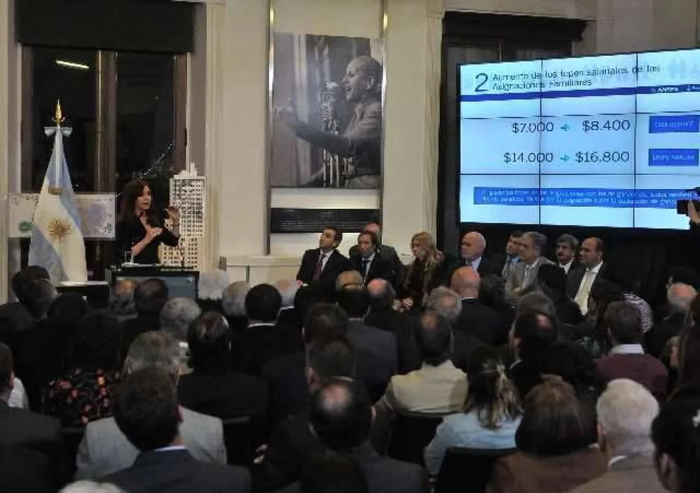 La Presidenta anunció aumentos en las asignaciones familiares y una campaña para vigilar los precios