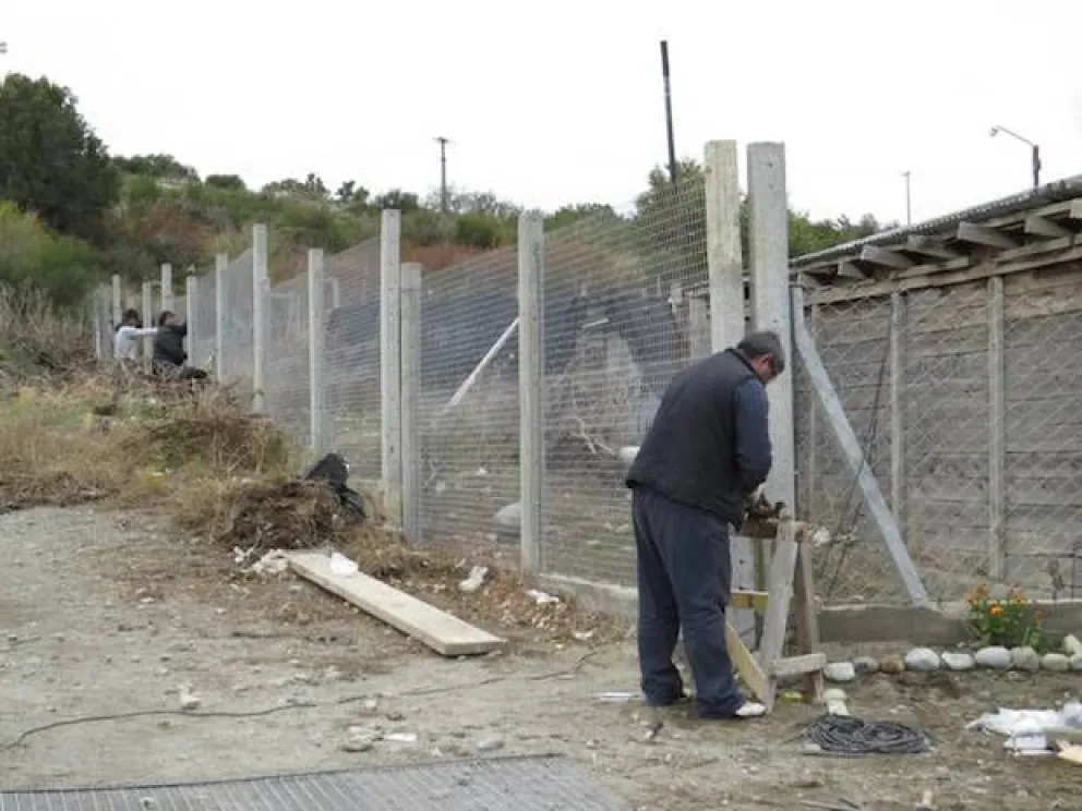 Instalan cerco perimetral en la perrera municipal