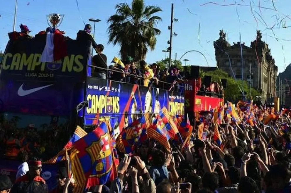 Messi encabezó los festejos del campeón por las calles de Barcelona