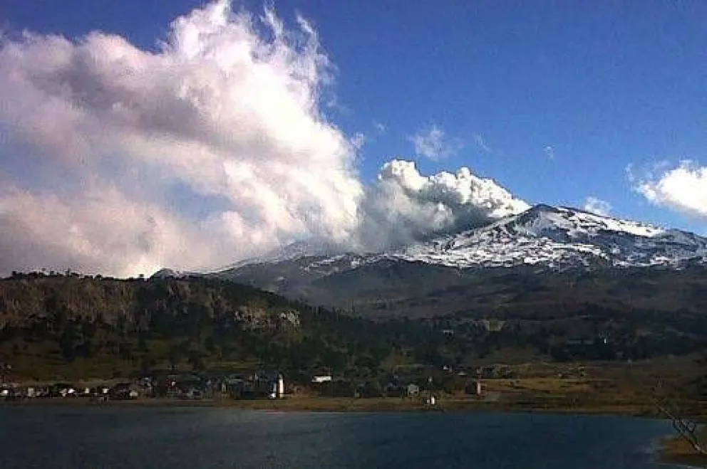Argentina y Chile anunciaron la evacuación de las poblaciones cercanas al volcán Copahue