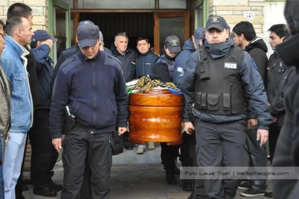 Trasladan el cuerpo del policía asesinado a General Conesa