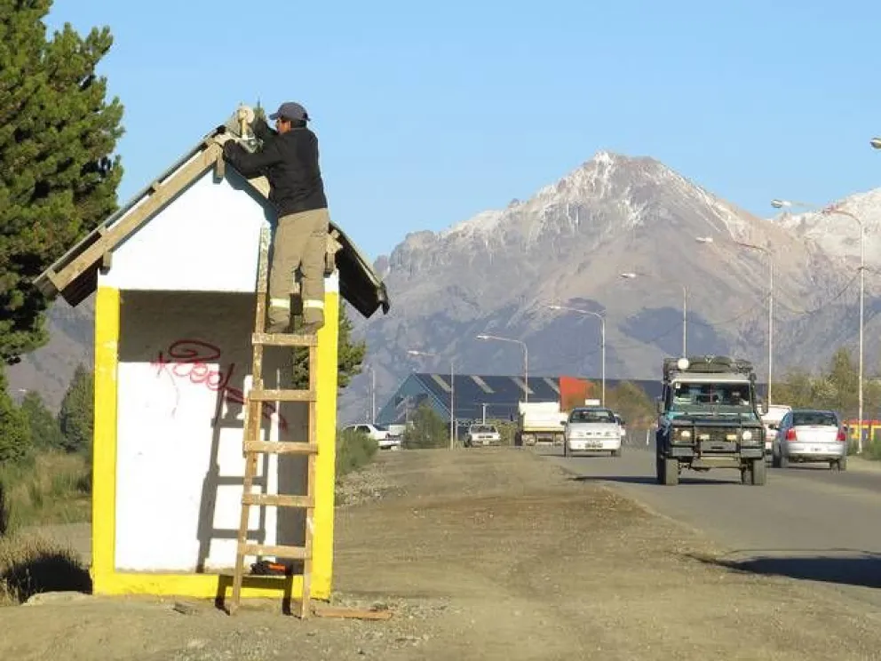 Miembros del Programa Argentina trabaja construyen 22 garitas de colectivos