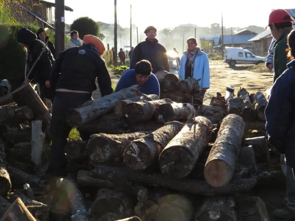 Continúa la entrega de leña del Plan Calor 2013