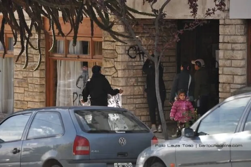 Familiares de Iván Andrade cortaron la Avenida Costanera y realizaron pintadas
