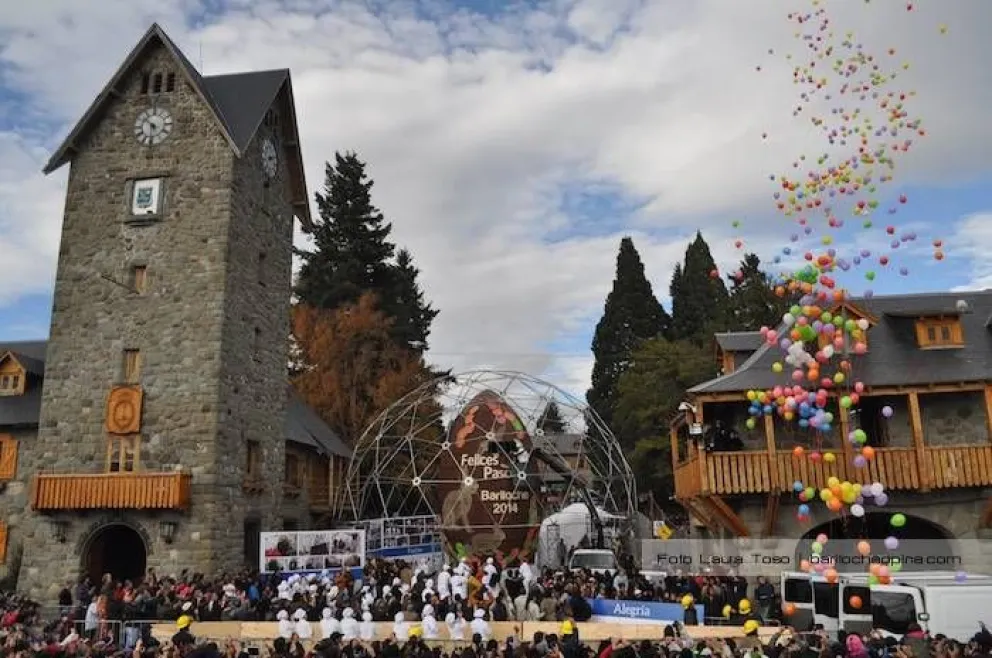 Alegría y emoción en la rotura del Huevo de Pascua gigante