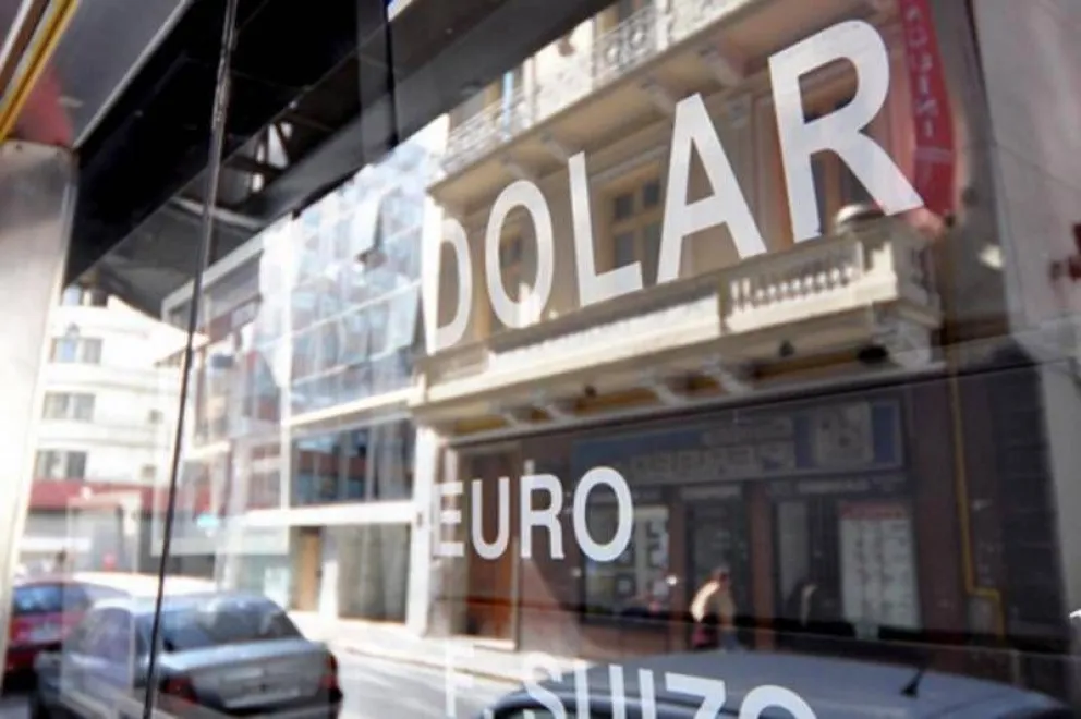 El economista de Milei explicó cómo sería la dolarización