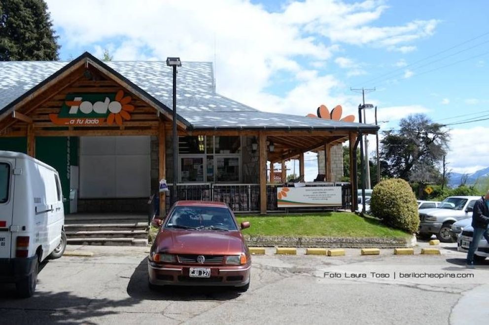 Intentaron robar en el supermercado del kilómetro 4 de Bustillo: hay dos detenidos