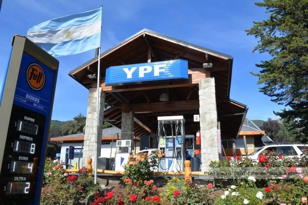 YPF aplicó un fuerte aumento en la nafta en medio de la transición de Gobierno