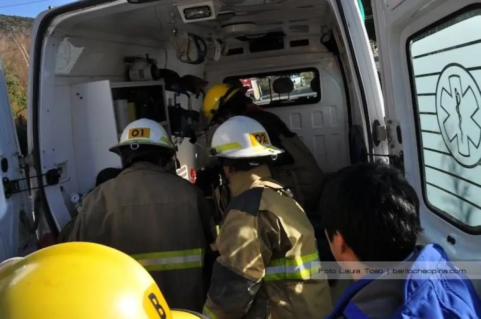 Una motociclista chocó contra un poste en calle Esandi