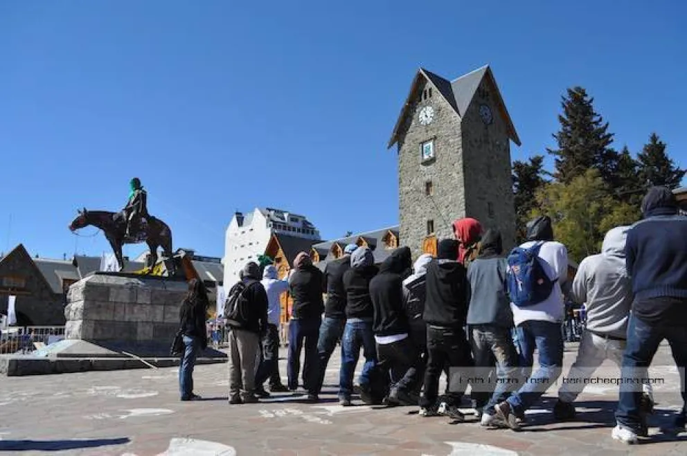 Hace 3 años, un grupo de jóvenes intentó sin éxito derribar el polémico monumento. 