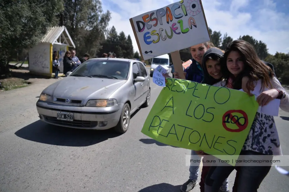 Alumnos del CEM 123 realizaron una intervención vial en el km 8 de Pioneros