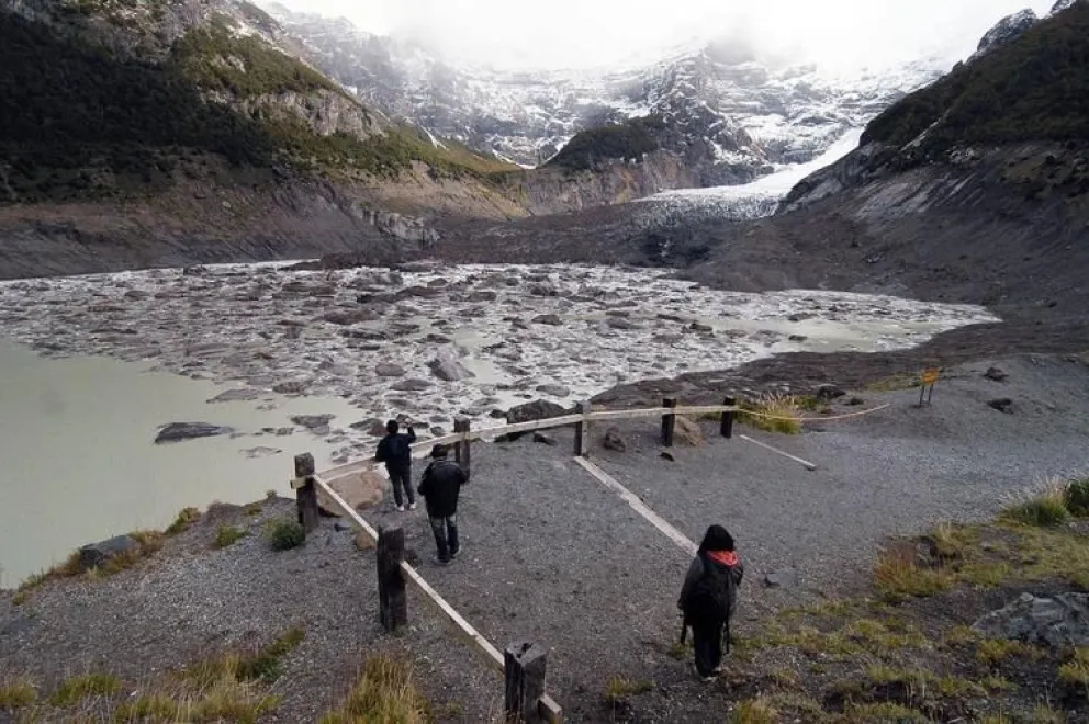 El Ventisquero negro es el más oscuro de los glaciares al pie del cerro Tronador