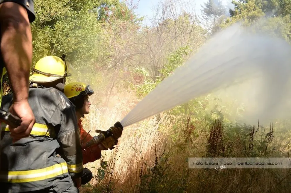 Controlan incendio en el Cerro Catedral