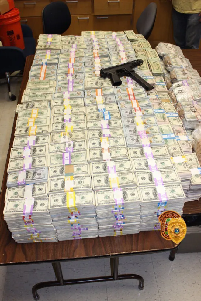 Encuentran millones de dólares escondidos en las paredes de una casa de Miami