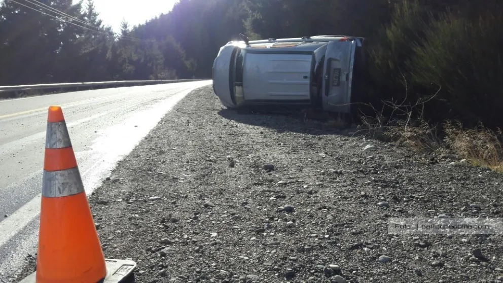 Dos vuelcos en un mismo sector de la Ruta 40 Sur por hielo