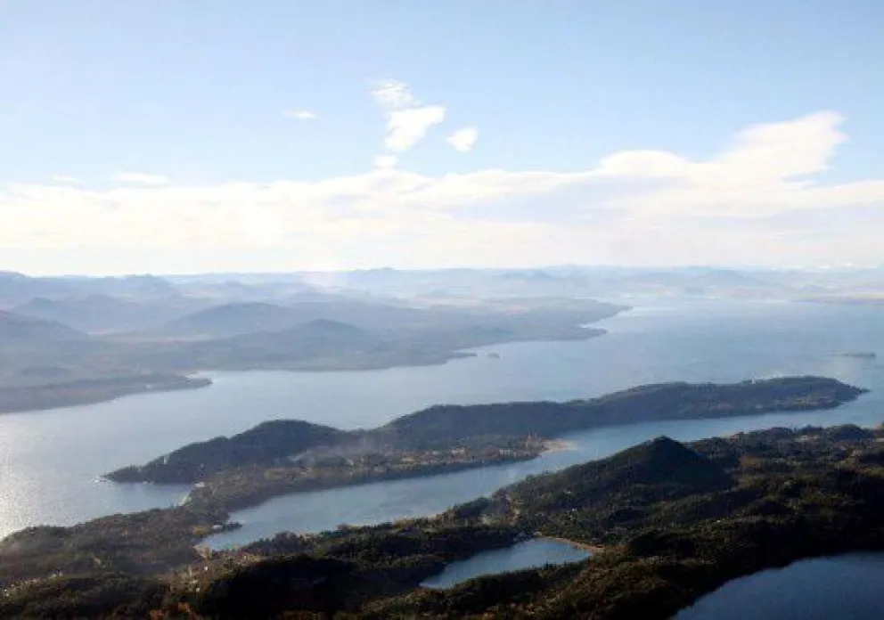Una turista belga murió ahogada al intentar recuperar una pelota en el Nahuel Huapi