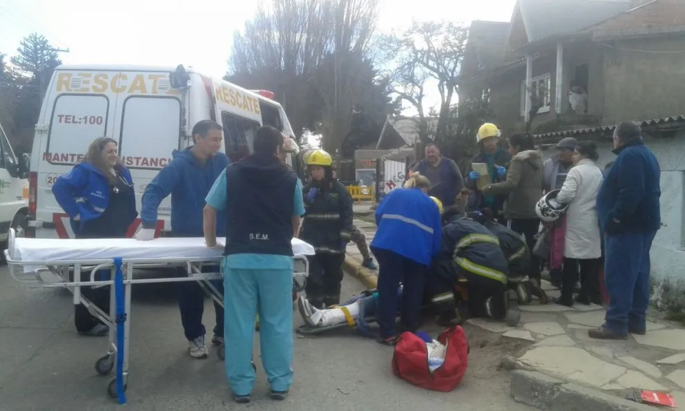 Choque entre una moto y un auto: Dos adolescentes fueron hospitalizadas ...