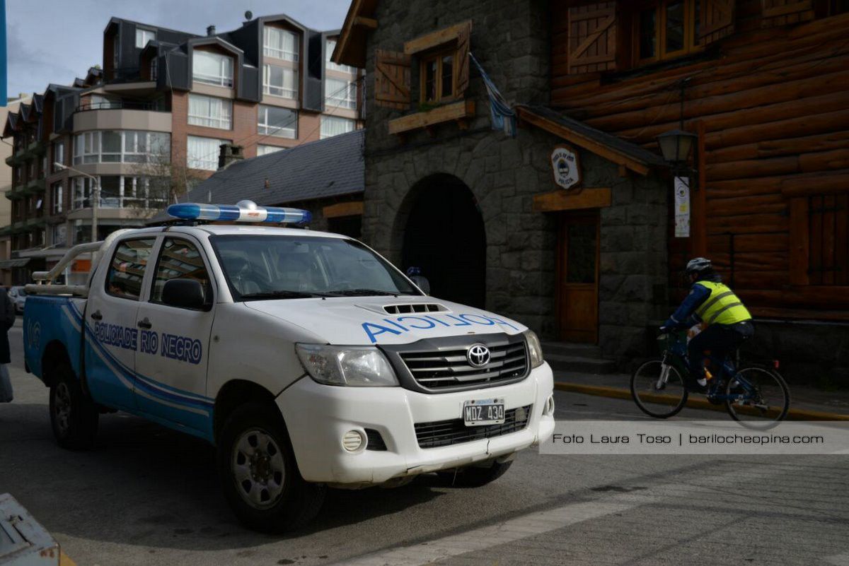 Se le cayó el arma en una confitería del centro y fue detenido