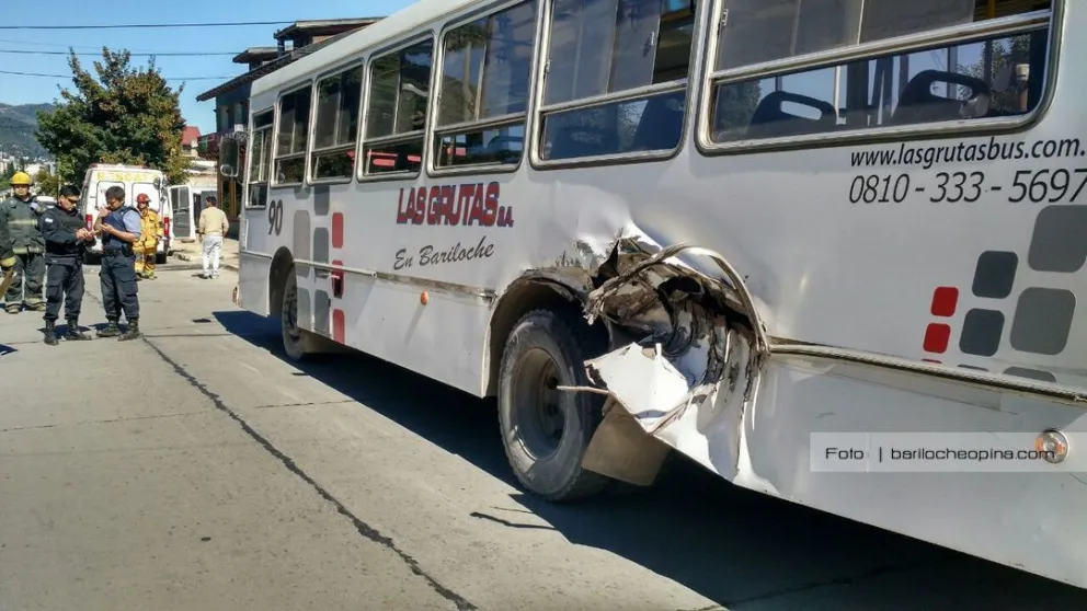 Una locomotora embistió a un colectivo: dos lesionados