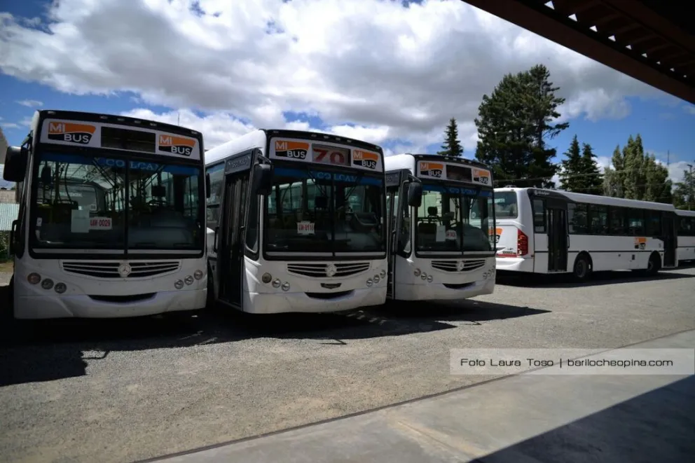 Al mediodía, el paro de colectivos continúa sin novedades y crece la incertidumbre