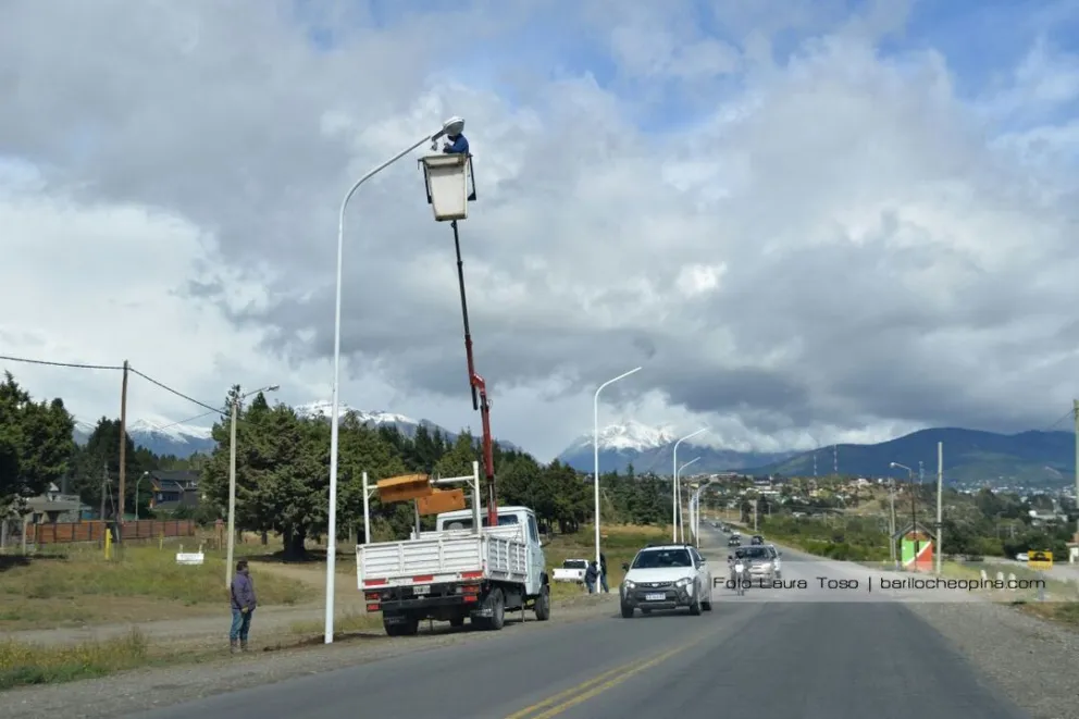 Vialidad Nacional realiza tareas de conservación y cambio de luminarias entre Dina Huapi y Bariloche