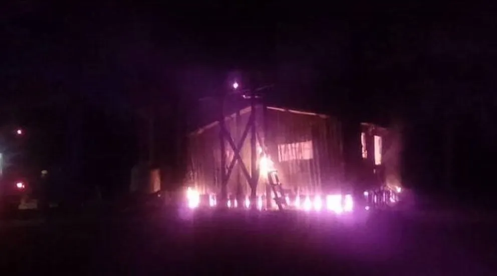 Posteo subido a Facebook por empleados de Lago Escondido, del momento del incendio en el puesto.