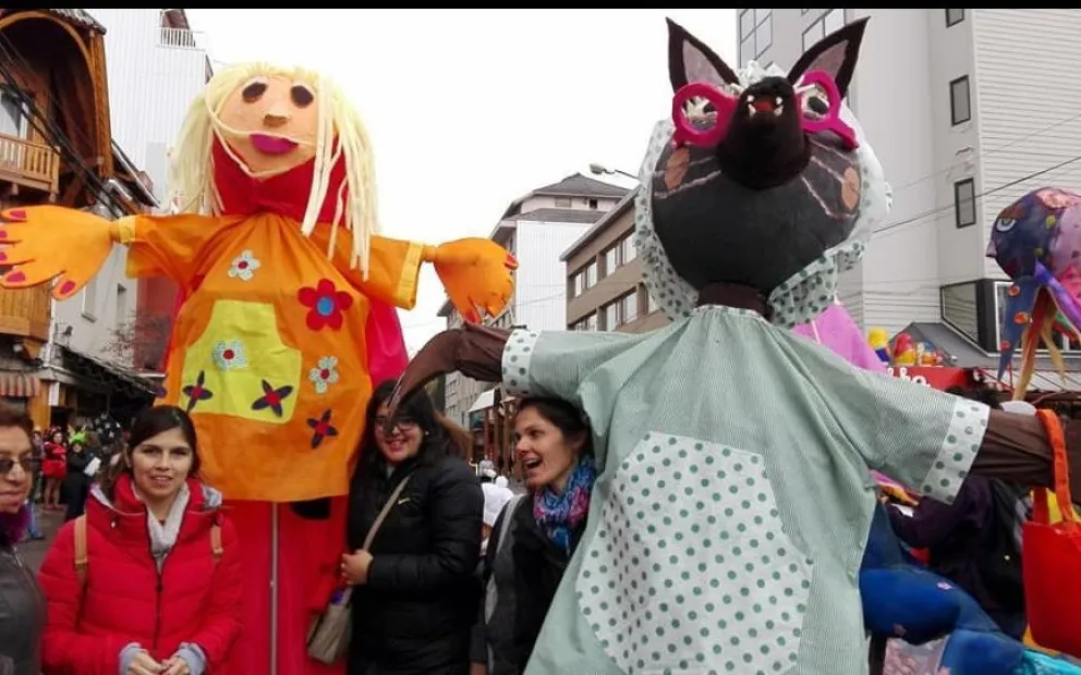 Con el Desfile de Gigantes, comienza el Festival Internacional de Titiriteros Andariegos