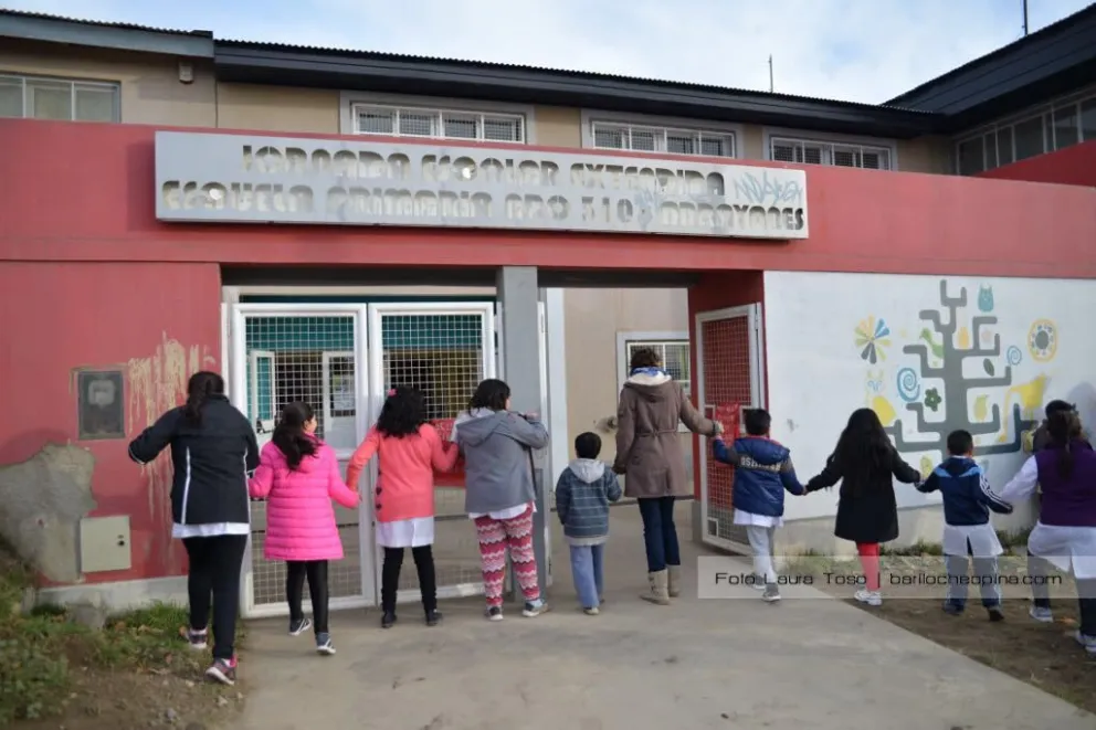 Abrazo simbólico para pedir mejoras en la Escuela 310