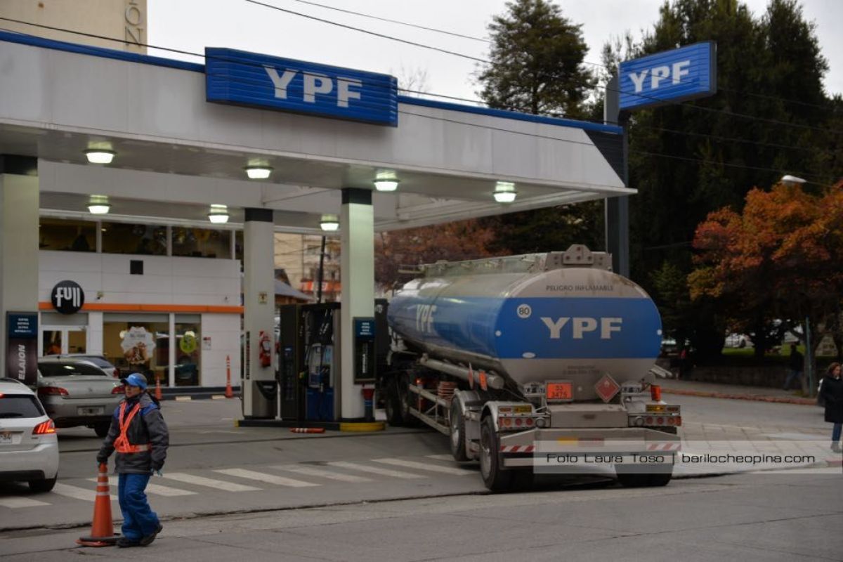 Los combustibles suben otro 37% tras la devaluación anunciada por el ministro Caputo