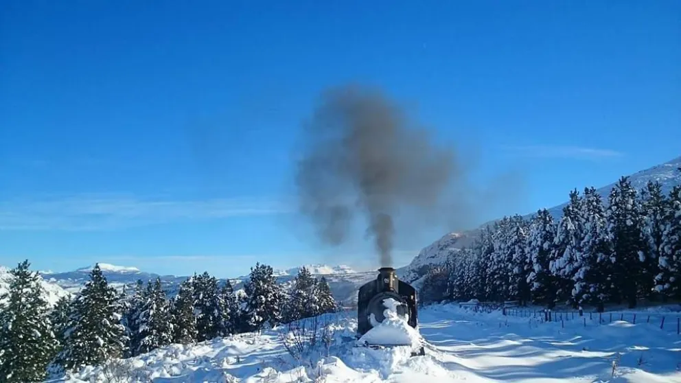 La "Trochita" enfrentó la nieve en Esquel