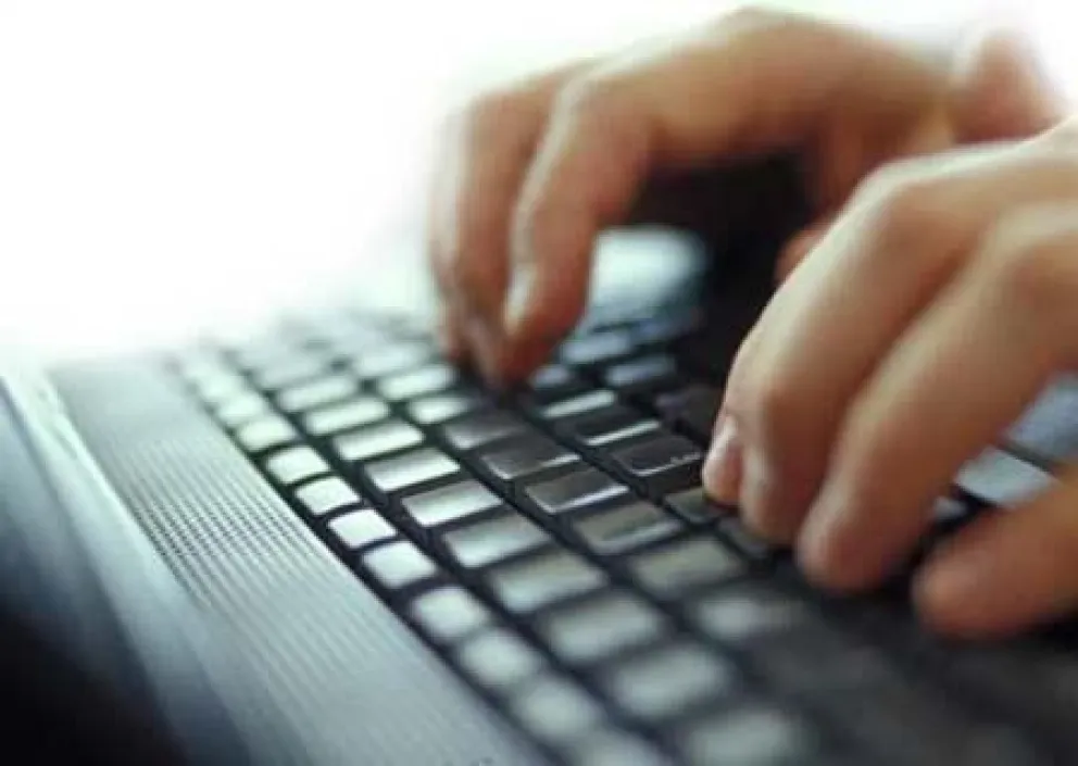 Usaba la computadora del trabajo para mirar series, noticias y hasta pornografía: lo despidieron